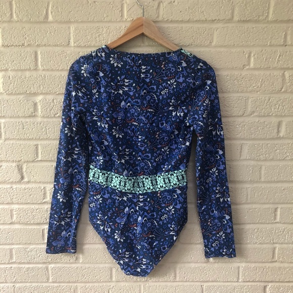 Free People V Neck Bodysuit - Picture 2 of 3